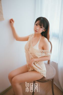 《每走一步楼梯就撞故意顶一下》